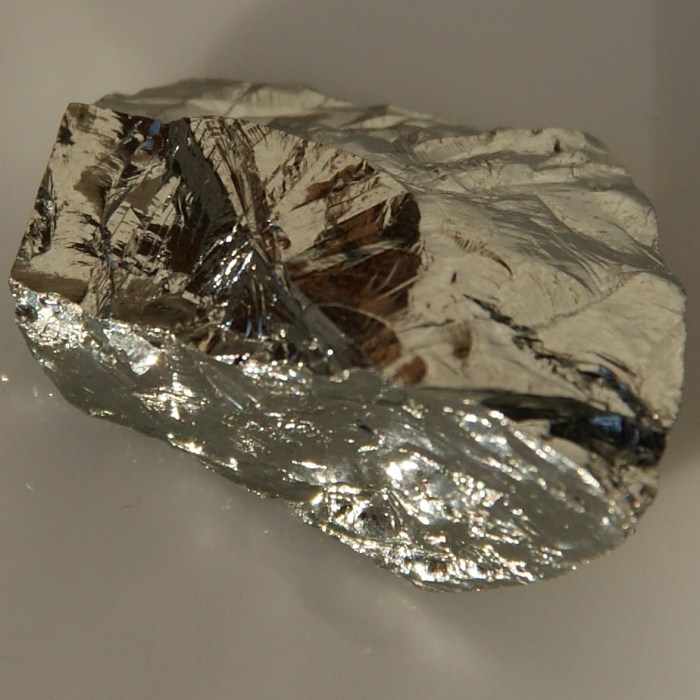 A metalloid with the atomic mass 72.64